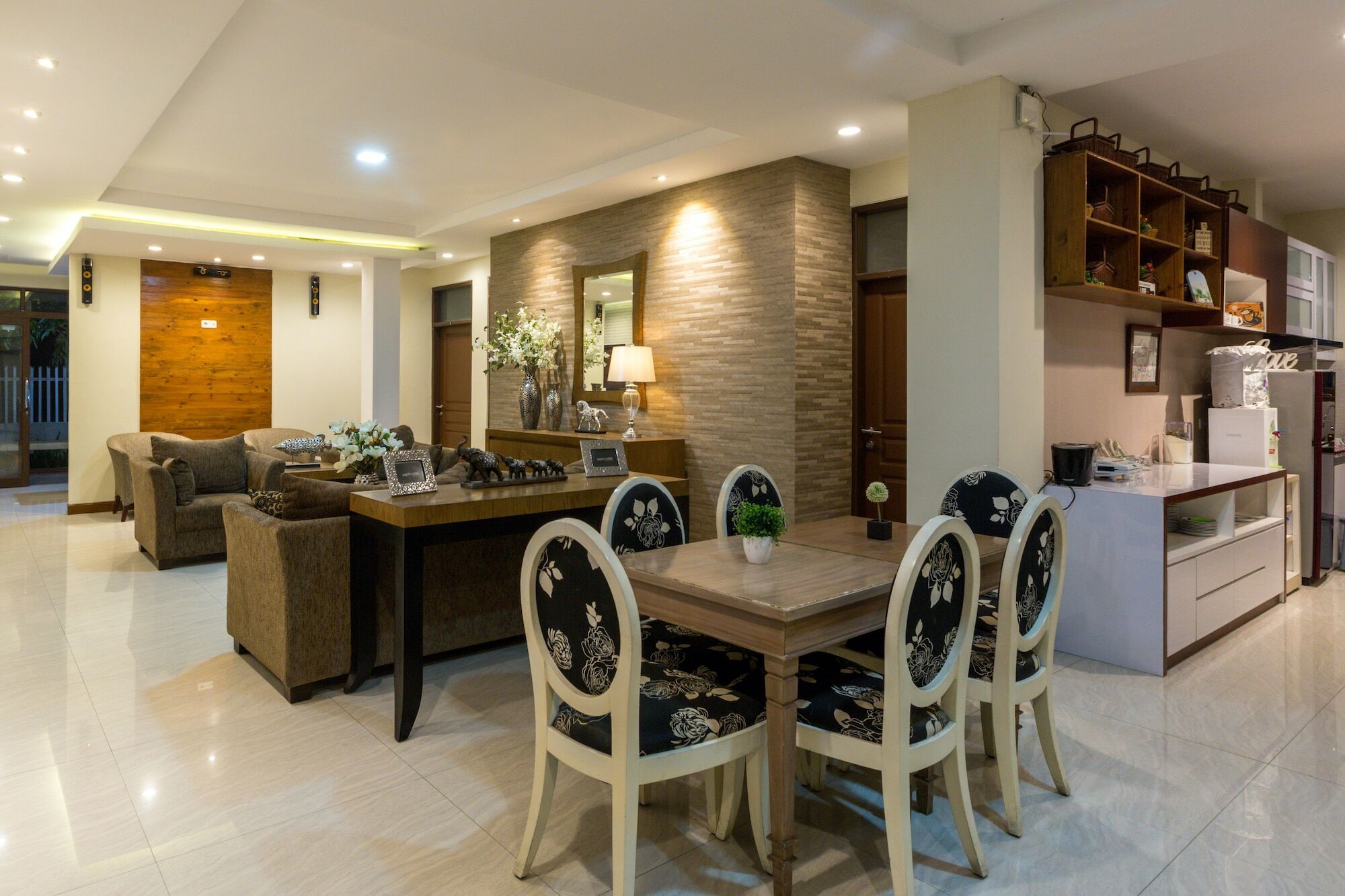 למבאנג Jayagiri Guesthouse By Belgareti מראה חיצוני תמונה